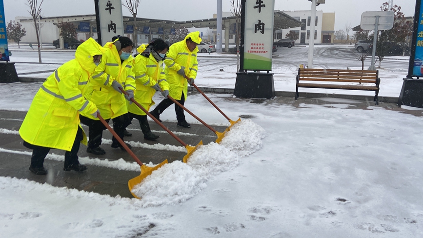 確山服務區組織全體員工清理廣場積雪，做好除雪保通工作。薛妍妍攝