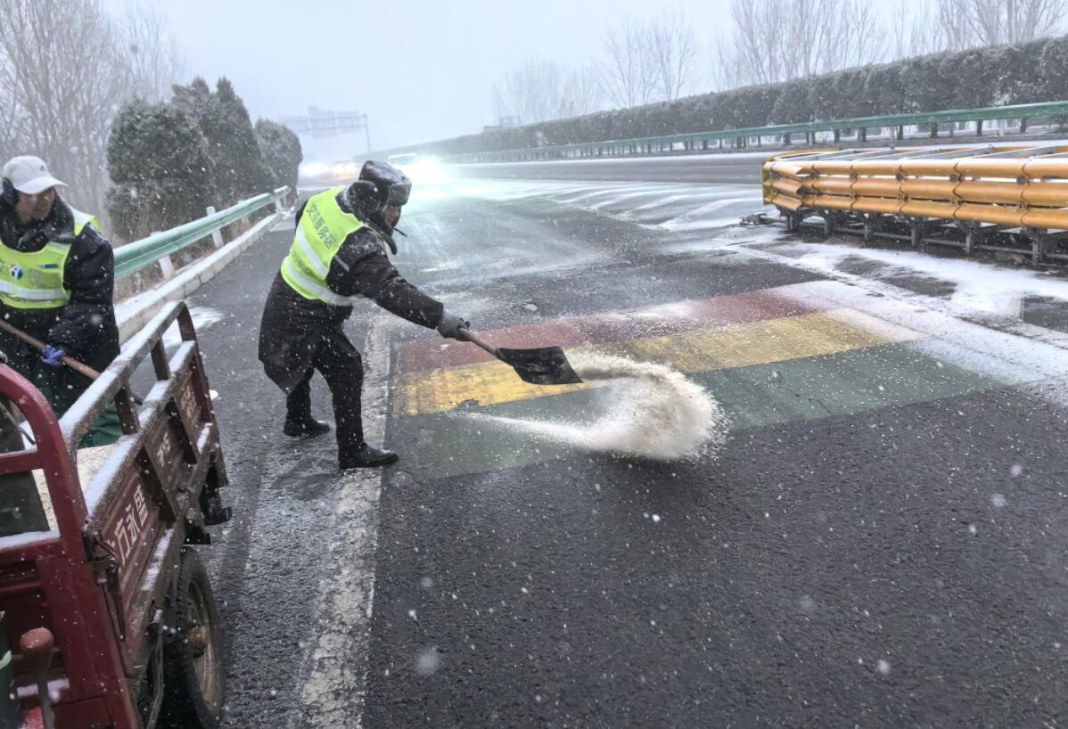 少林服務區對兩區上下道口進行撒融雪劑。魏雷孟攝