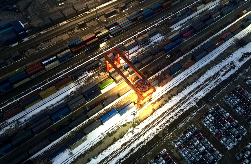 中國鐵路鄭州局集團有限公司圃田車站，集卡車正在進行卸車作業。