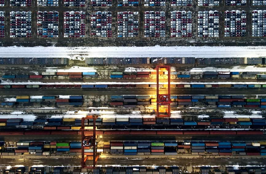 中国铁路郑州局集团有限公司圃田车站，集卡车正在进行卸车作业。