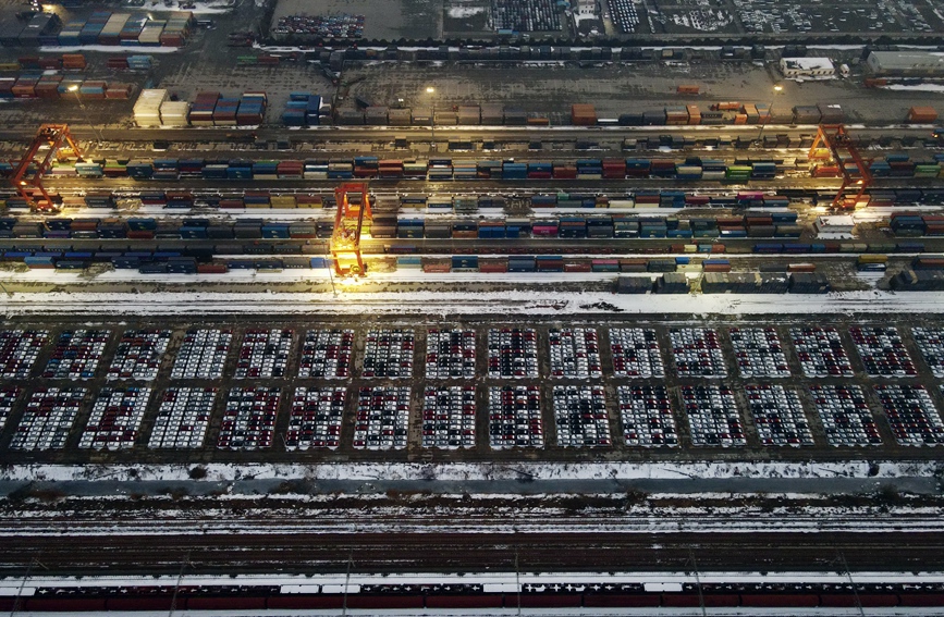 中國鐵路鄭州局集團有限公司圃田車站，集卡車正在進行卸車作業。 