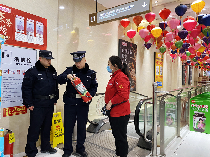 春节团圆时，警察守平安。濮阳市华龙区公安分局供图
