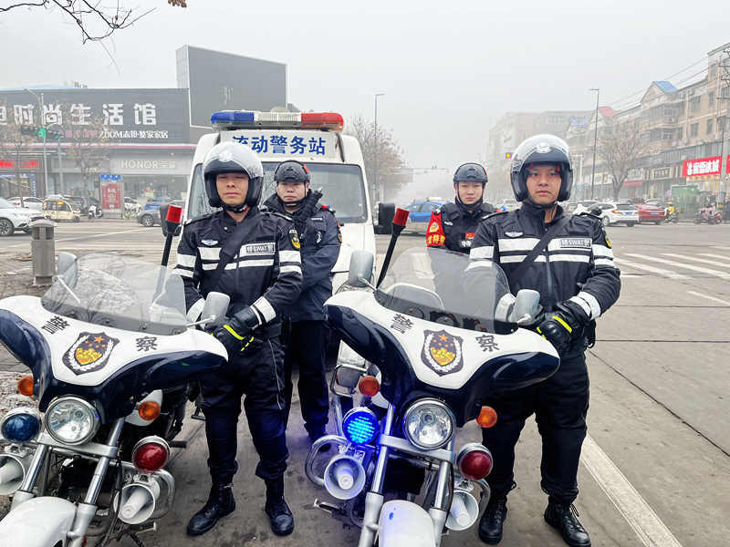 春节团圆时，警察守平安。濮阳市华龙区公安分局供图