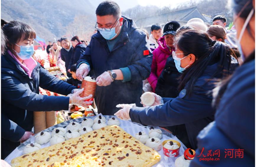 春節假期，河南雲台山免費為游客發放千斤新年發糕和富貴棗花饃。人民網記者 王佩攝