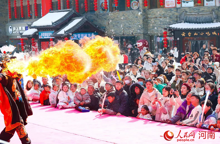 精彩的“噴火”表演引來游客喝彩。人民網記者 王佩攝
