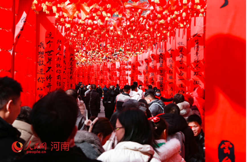 游客们多场景打卡新春浓郁氛围。人民网记者 王佩摄