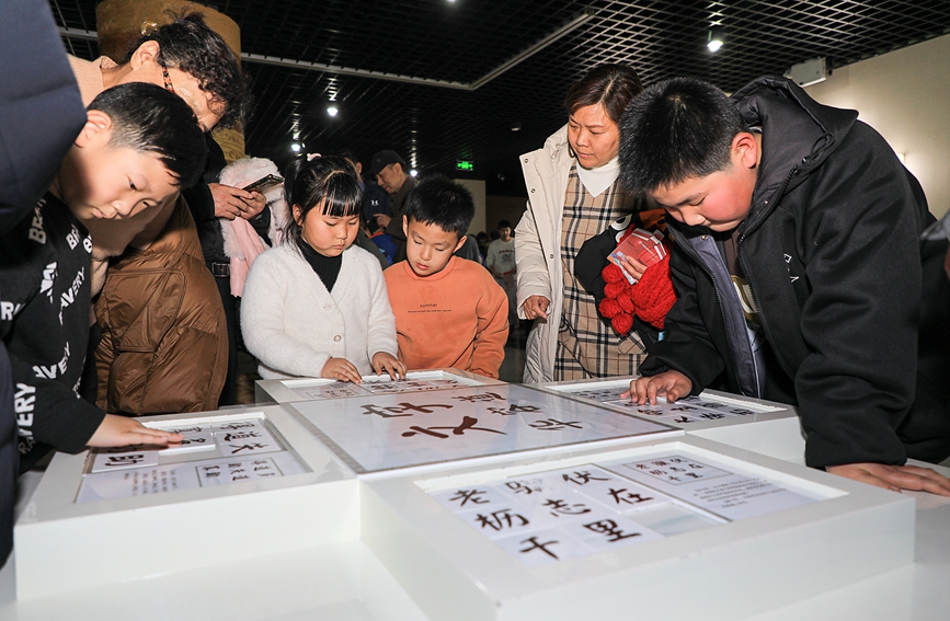 游客在中國文字博物館裡感受不一樣的春節。高倩攝