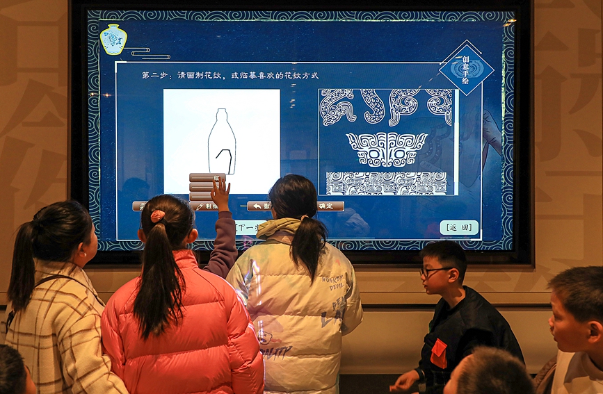 游客在中國文字博物館裡感受不一樣的春節。高倩攝