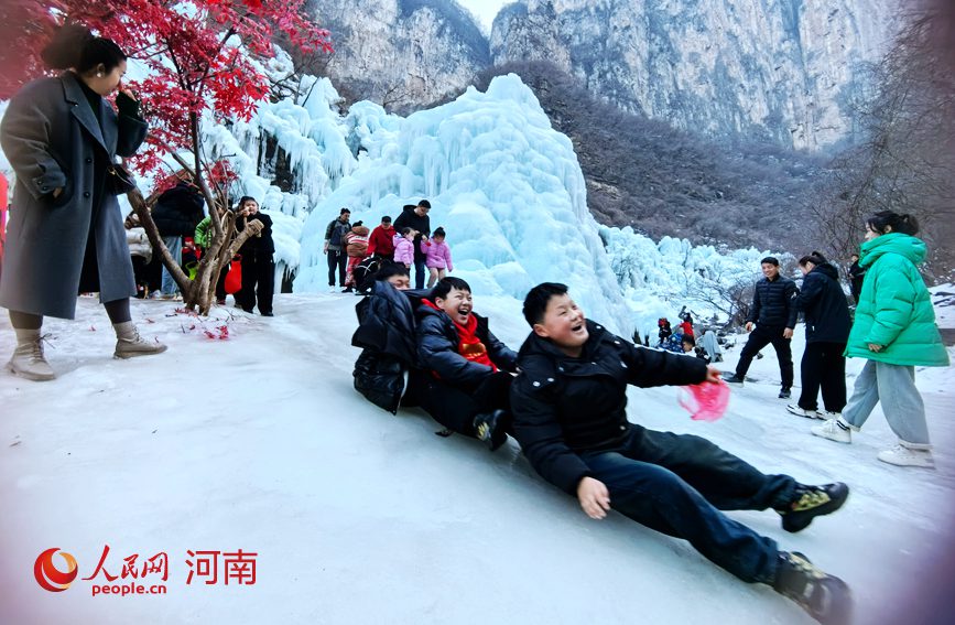 孩子们在溜冰。人民网记者 王佩摄