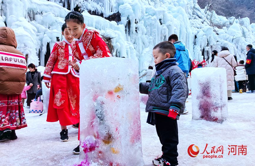 小朋友被景區的“冰封花朵”景觀吸引。人民網記者 王佩攝