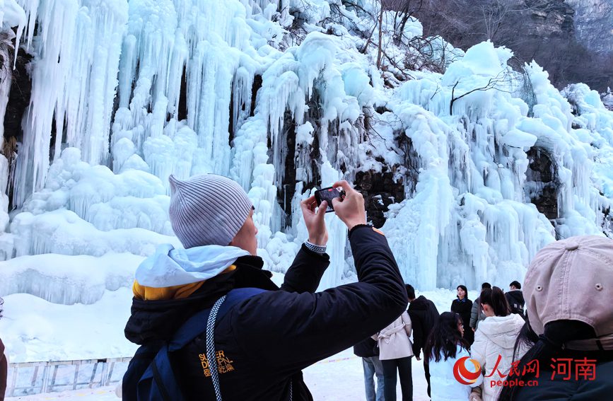 游客被美景吸引。人民网记者 王佩摄
