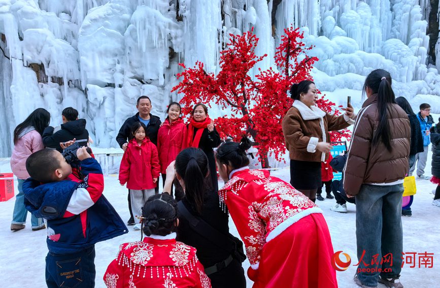 游客在“冰雪世界”紛紛打卡拍照。人民網記者 王佩攝