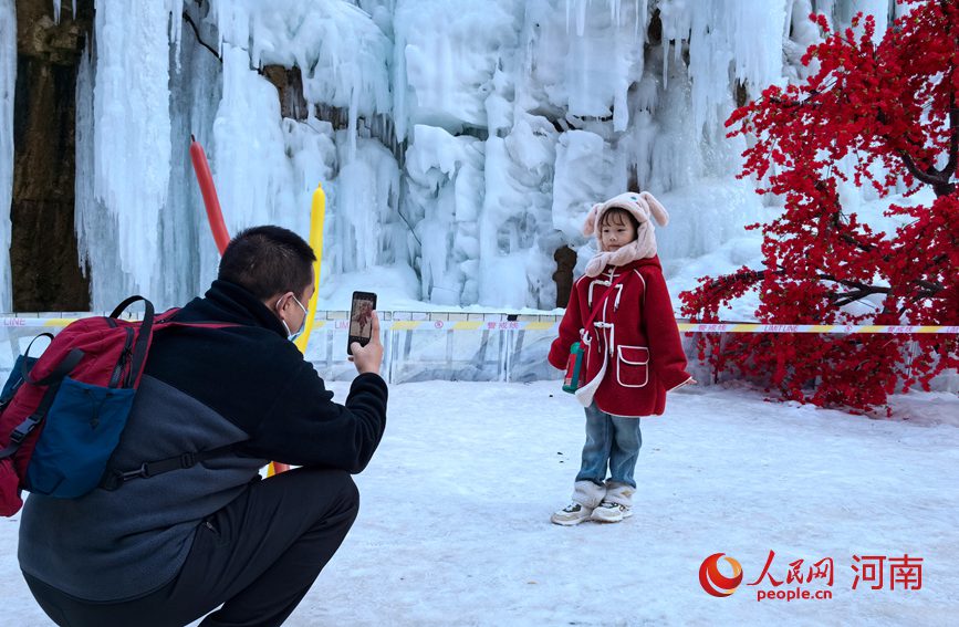 游客在冰雪世界打卡拍照。人民網記者 王佩攝