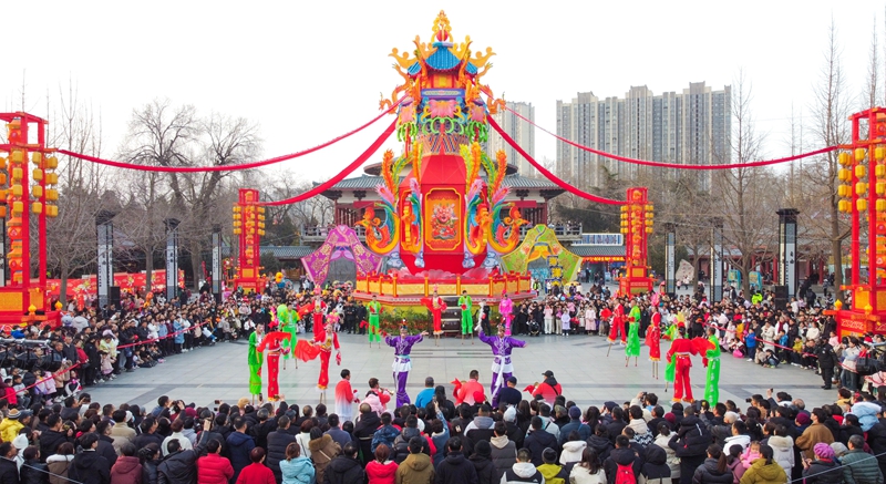 河南省洛阳市王城公园新春游园会上，民间艺人为游客表演精彩的高跷秧歌。黄政伟摄