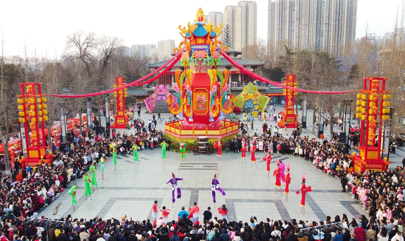 河南省洛阳市王城公园新春游园会上，民间艺人为游客表演精彩的高跷秧歌。黄政伟摄