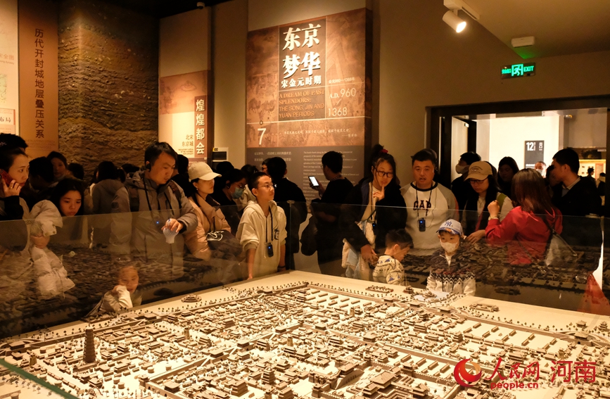 大年初七，河南博物院里热闹非凡。人民网 常力元摄