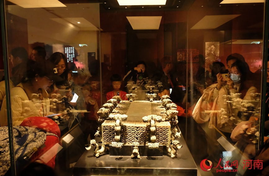 游客观赏云纹铜禁。人民网 侯琳琳摄