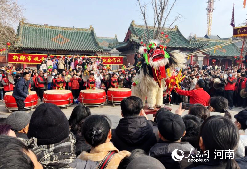 春节期间郑州文庙舞狮表演。人民网杨晓娜摄