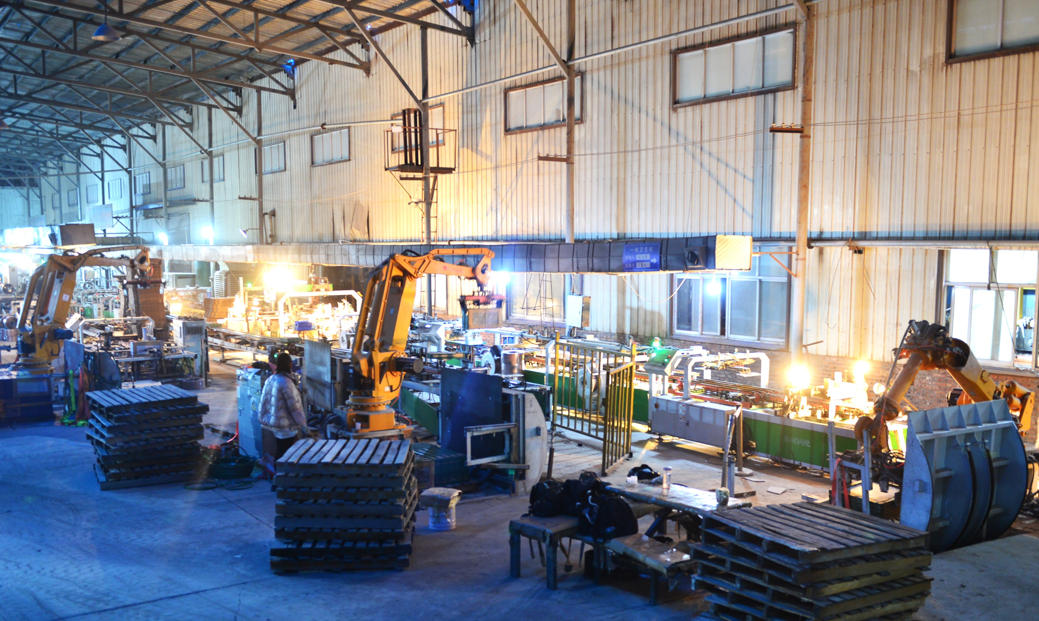 河南中祺陶瓷有限公司生产车间一片繁忙景象。