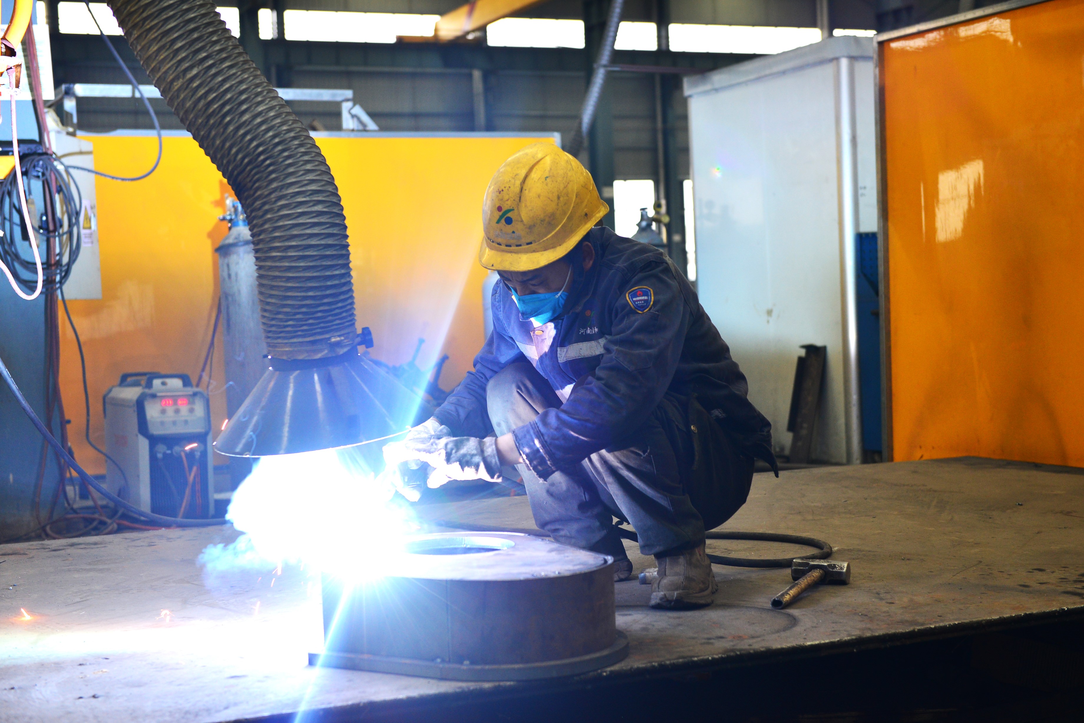 河南益和阀门生产车间，工作人员正在进行焊接作业。