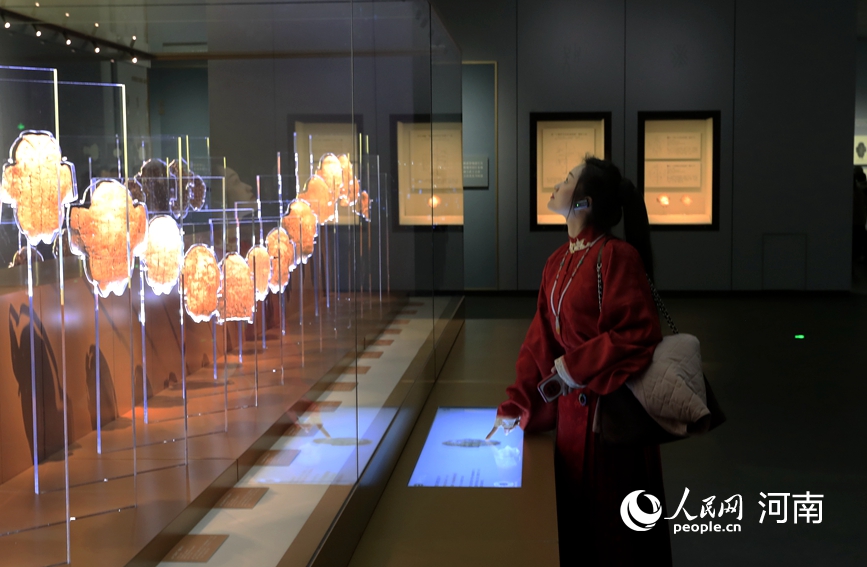 游客在殷墟博物館新館參觀體驗。人民網記者 慎志遠攝 