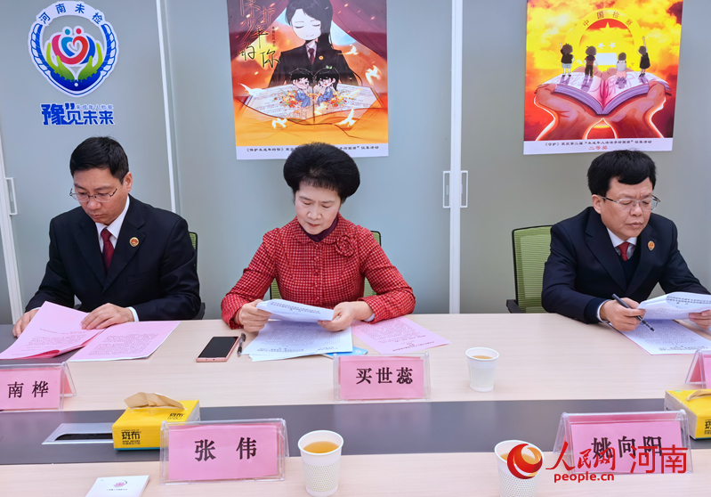 买世蕊同检察、公安、教育等部门研讨代表建议。人民网记者王佩摄