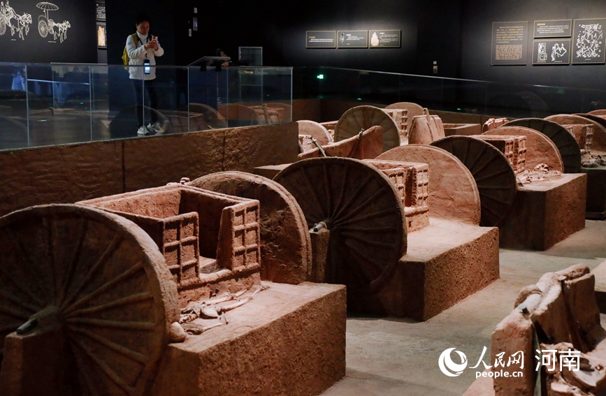 游客在殷墟博物馆新馆参观。人民网 霍亚平摄