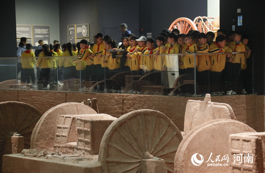學生在殷墟博物館新館參觀。人民網 霍亞平攝