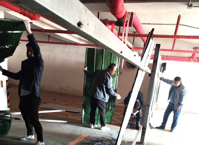 4月11日下午，工人在天鵝灣西區7號樓負1層架設施工圍擋。陝州區住房和城鄉建設局供圖
