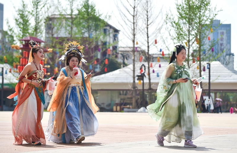 河南省洛陽市隋唐洛陽城國家遺址公園內，游客身著漢服參觀游覽。黃政偉攝