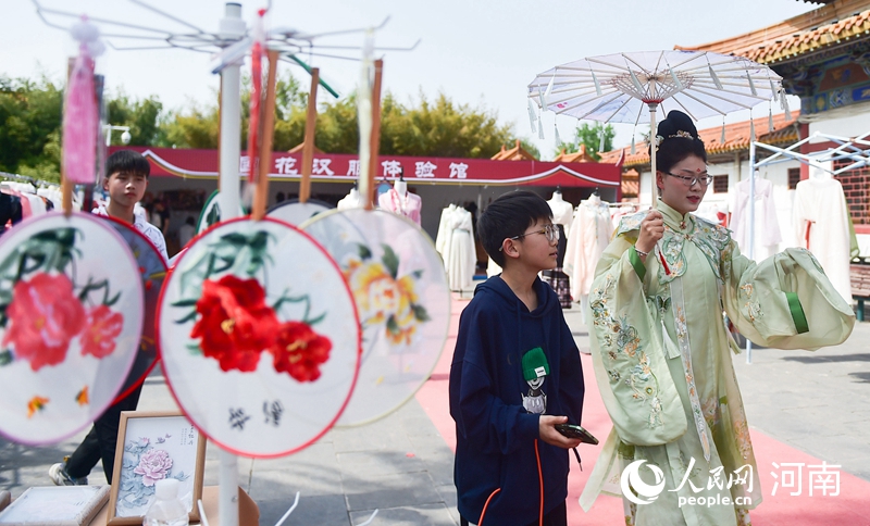 河南省洛阳市中国国花园汉服体验馆内，游客在体验汉服妆造。人民网记者 尚明桢摄