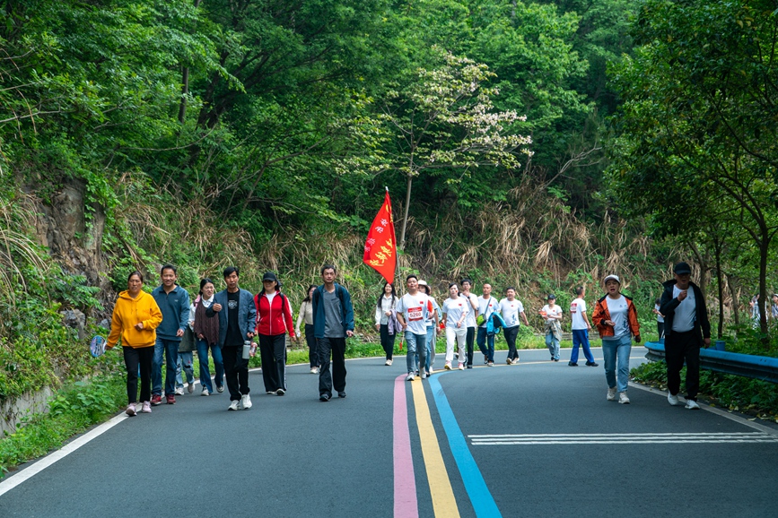 賞春光 踏春行——2024年河南省全民徒步大會（商城—西河景區站）激情開走