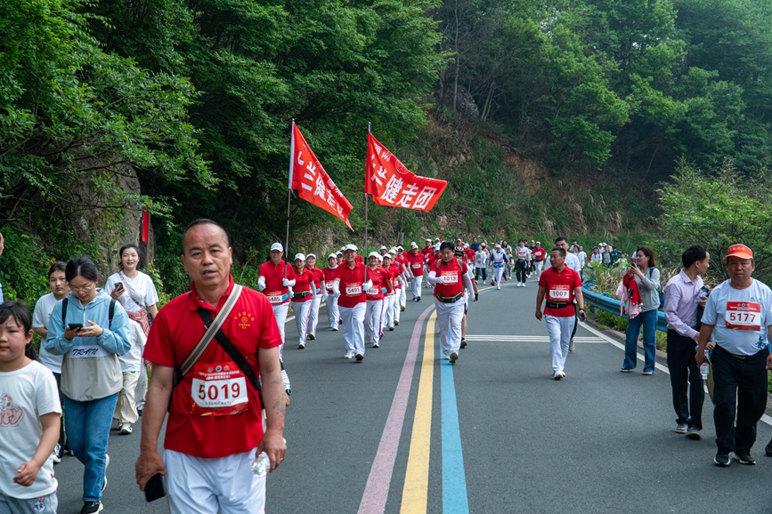 賞春光 踏春行——2024年河南省全民徒步大會（商城—西河景區站）激情開走