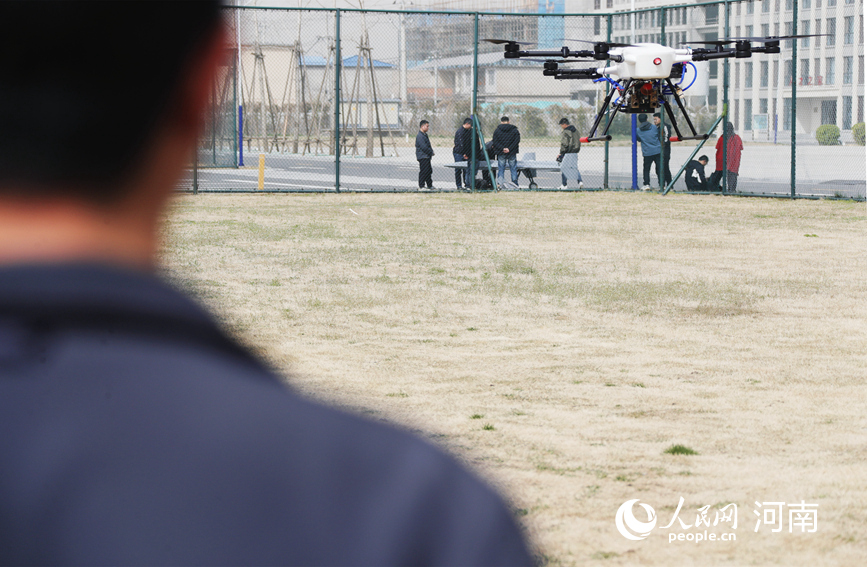 無人機學員在操作培訓中。人民網 霍亞平攝