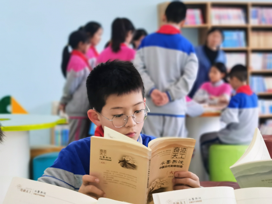 4月19日，在南陽市實驗學校，一名學生正在專心閱讀