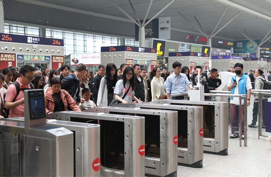 五一假期 国铁集团郑州局预计发送旅客638万人次。和子龙摄