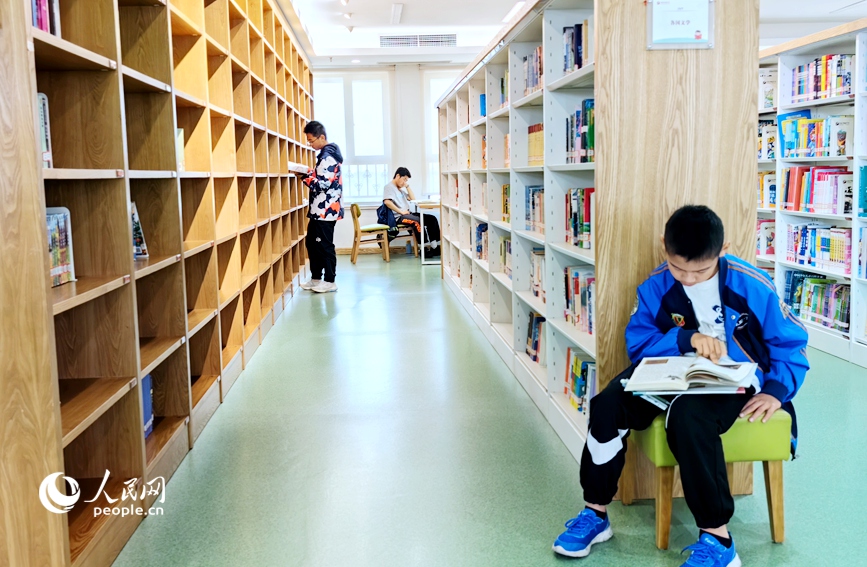 开封市图书馆内，读者享受阅读时光。人民网侯琳琳摄