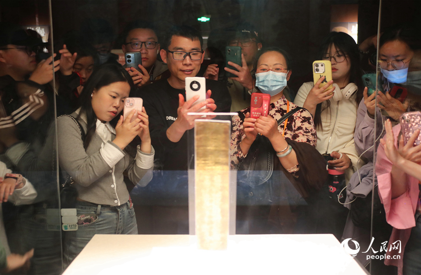 游客在河南博物院参观。人民网 霍亚平摄
