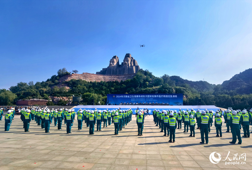 医疗救援应急演练在郑州黄河文化公园炎黄广场举行。人民网 程明辉摄