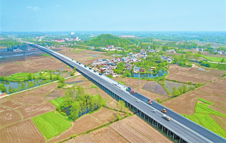 安罗高速罗山至豫鄂省界段主线沥青摊铺完成