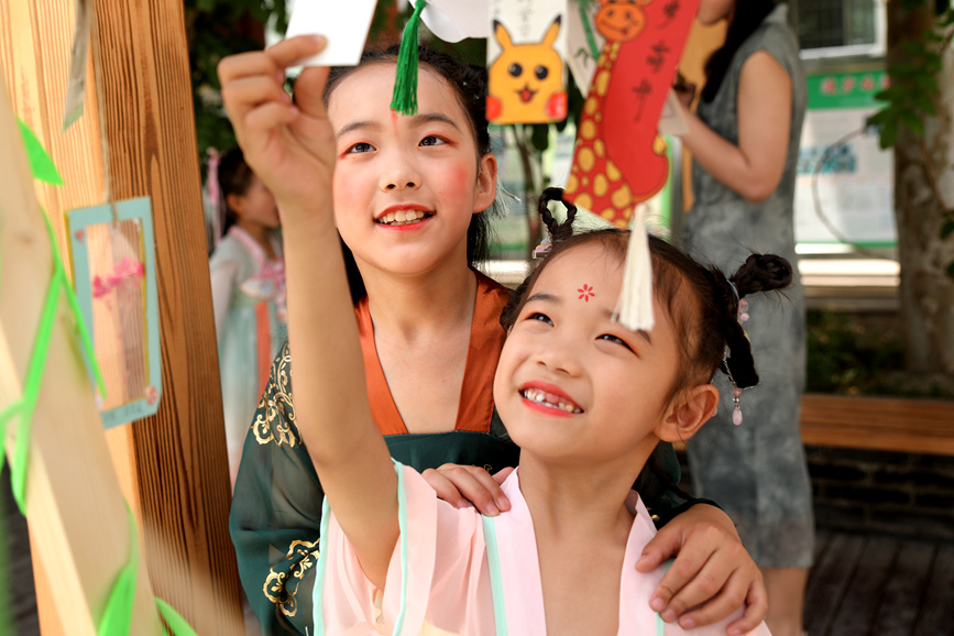 孩子们穿着汉服感受传统文化。人民网 于思远摄