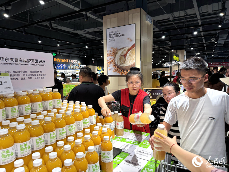 胖东来“爆改”后的永辉超市郑州信万广场店正式对外营业。人民网 常力元摄