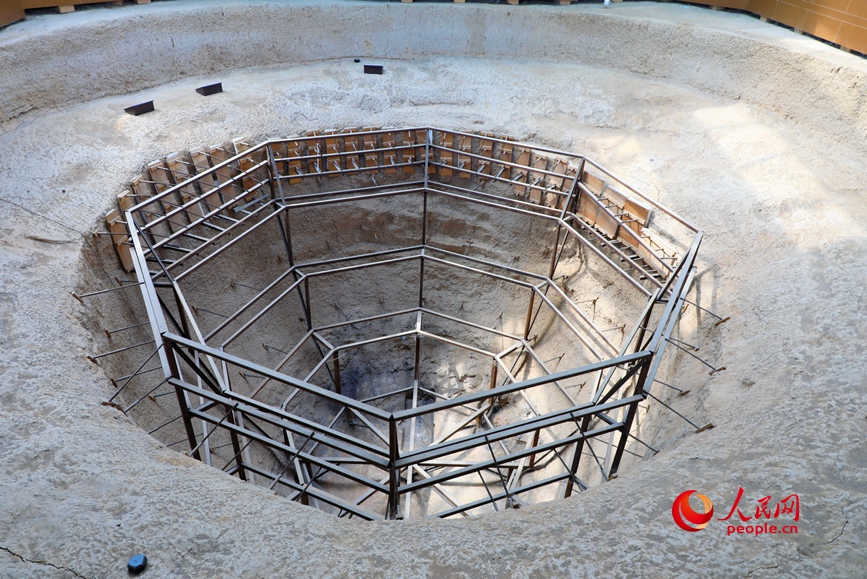 倉窖呈口大底小的圓缸形，周壁和底部保留有木板和黑灰以及火燒過的“防潮層”。程明輝攝