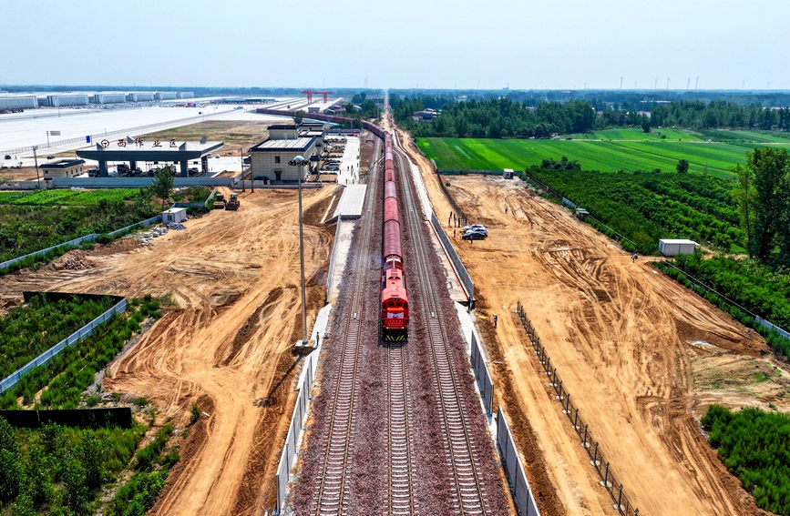 满载260余台比亚迪商品车的列车从新建郑州国际陆港铁路作业场站缓缓驶出。郑州航空港区党群工作部供图