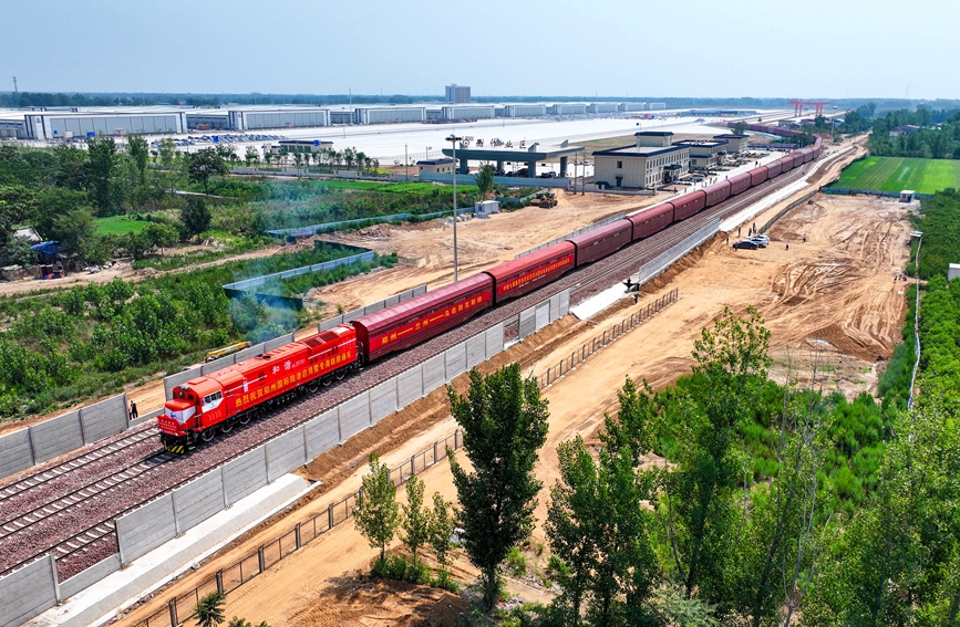 满载260余台比亚迪商品车的列车从新建郑州国际陆港铁路作业场站缓缓驶出。郑州航空港区党群工作部供图
