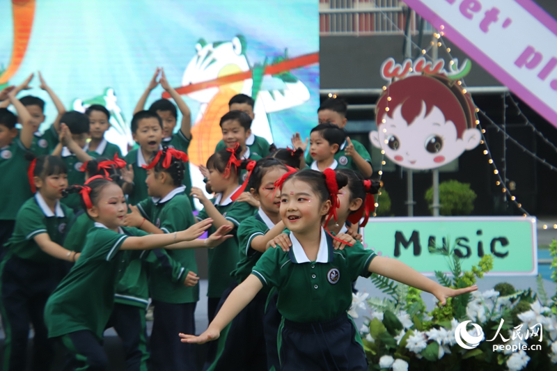 金水区纬五路第一小学教育集团东岳校区“六一草地音乐节”表演。人民网记者 尚明桢摄