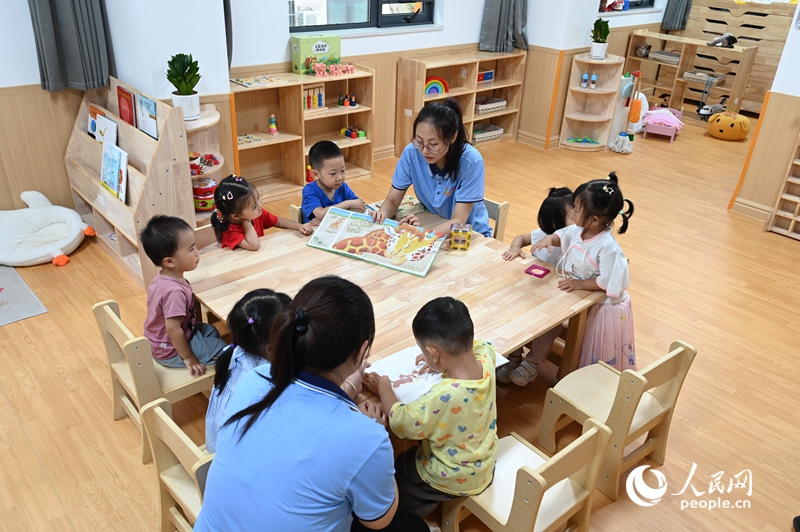 郑州金水区杜岭街道工会专门开设了低幼儿童托管班。人民网记者 王玉兴摄