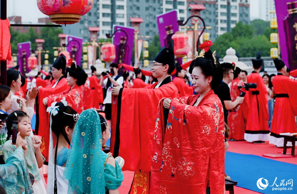 汉服婚礼仪式进行中。人民网 于思远摄 