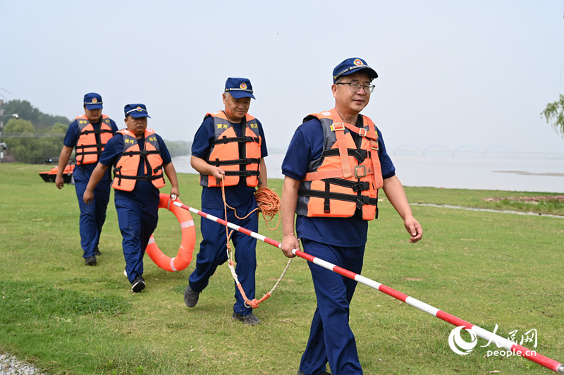 河道巡查。人民网记者 王玉兴摄