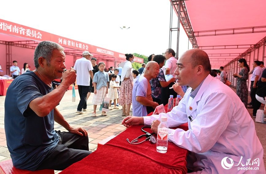 专家义诊。人民网记者 王玉兴摄